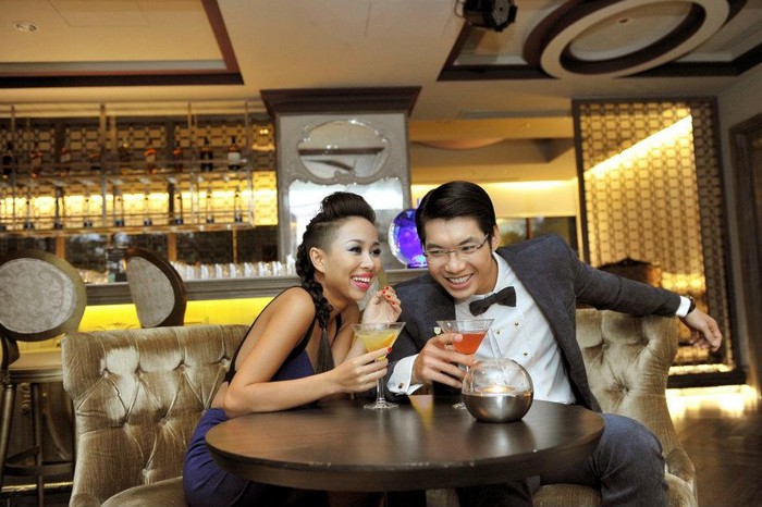 Trương Nam Thành và Thảo Trang cùng nhau hò hẹn tại một quán rượu, cả hai gặp nhau cùng nâng ly và trao cho nhau những cái nhìn đầy tình cảm.